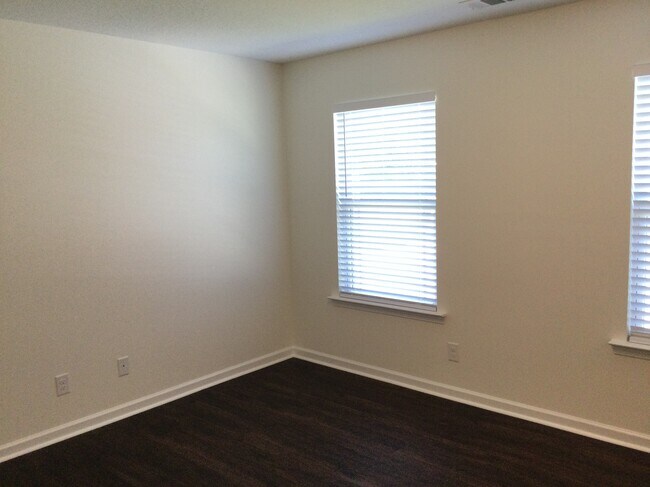 Building Photo - 202 Sterling Dr