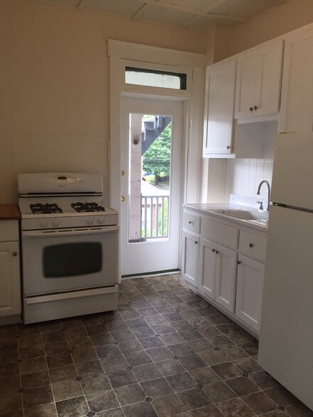 Building Photo - 637 5th Ave