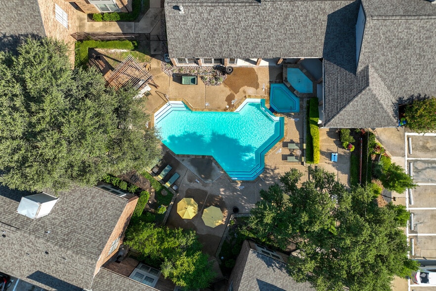 Swimming Pool - The Place at Briarcrest