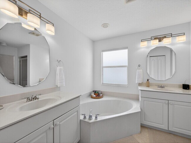 Building Photo - 2757 SW Versailles Terrace