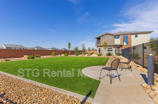 Building Photo - 2916 E Snowberry Dr