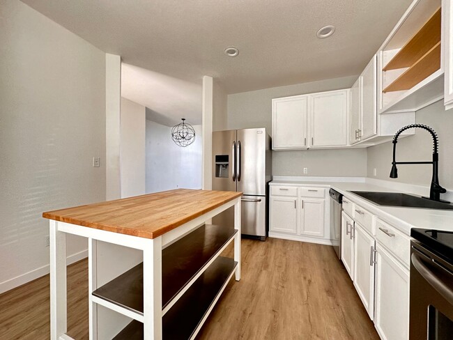 Building Photo - Amazing Townhome with Spectacular Views fo...