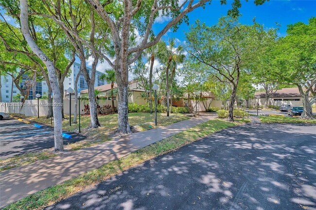 Building Photo - 2205 S Cypress Bend Dr