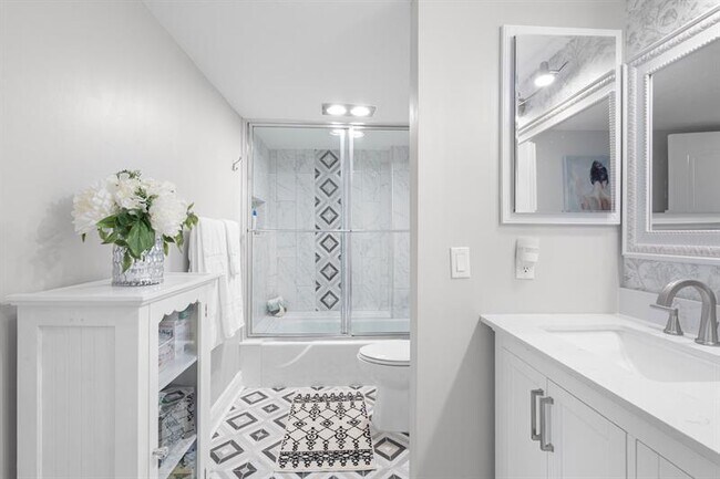 Building Photo - 1147 Hillsboro Mile