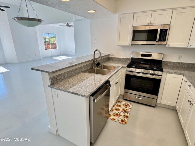 Building Photo - 574 Duchess Dr