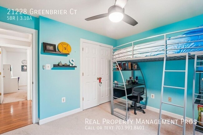 Building Photo - 21228 Greenbrier Ct