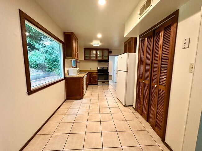 Building Photo - Spacious 4-Bedroom Home with Bonus Room in...
