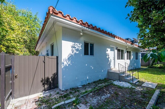 Building Photo - 330 SW 27th Rd