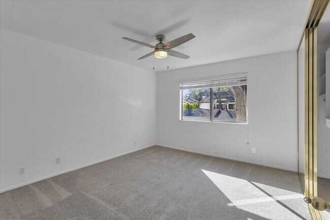 Building Photo - Upstairs Condo with Garage