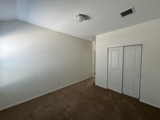 Building Photo - Stunning 3 bedroom, 3 bathroom home locate...