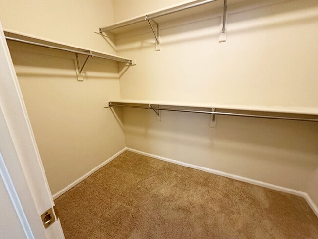 Building Photo - Bright, Spacious 2-Bedroom Home in Aurora with Room to Grow