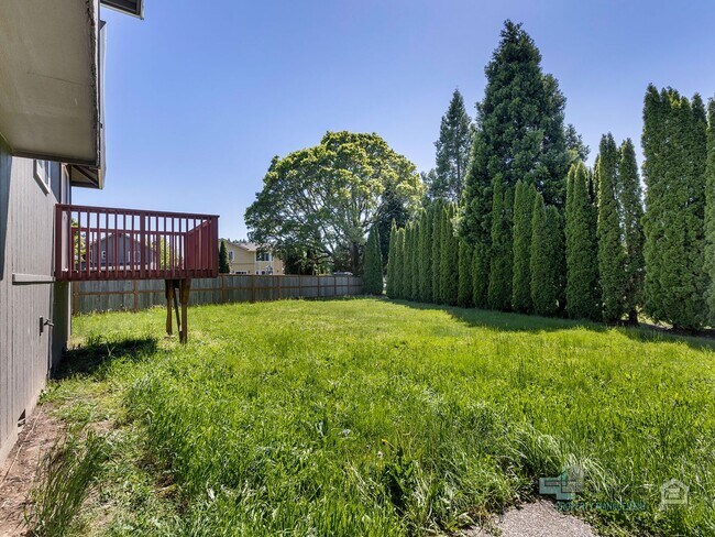 Building Photo - Stunning 3 bedroom 2.5 bathroom Home