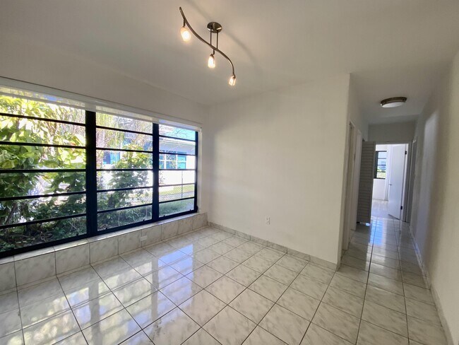 Building Photo - 1101 Bay Dr