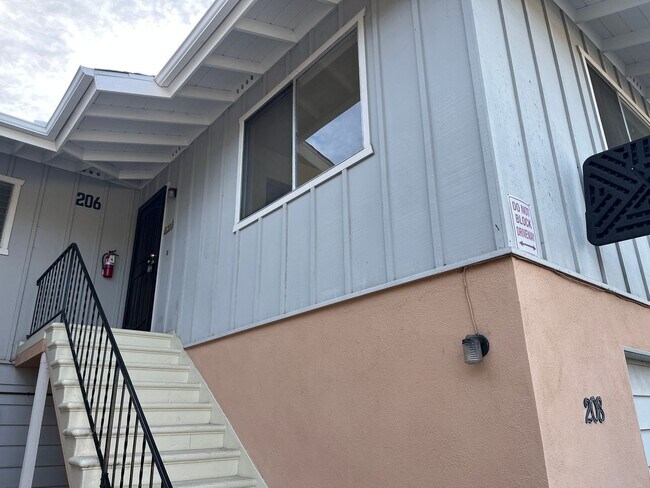 Building Photo - 206-210 Vista Glen Ln