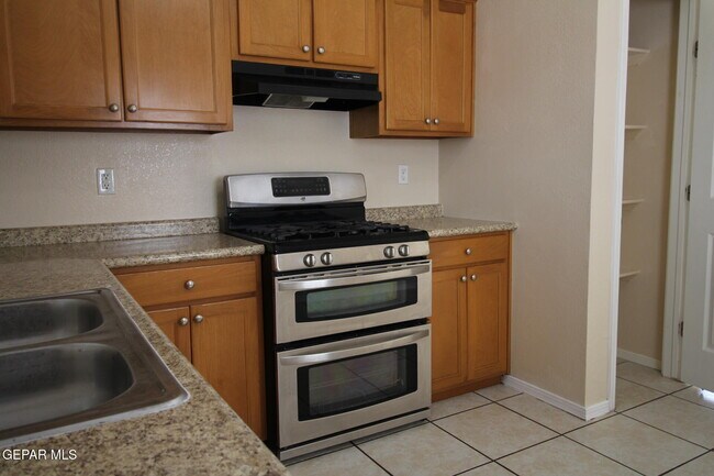 Building Photo - 9145 Begonia Pl