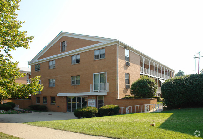 Primary Photo - Holiday House Apartments