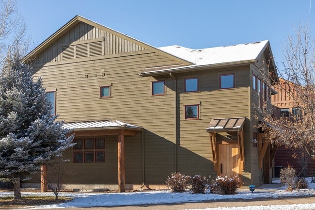 Building Photo - 627 N Bridge Dr