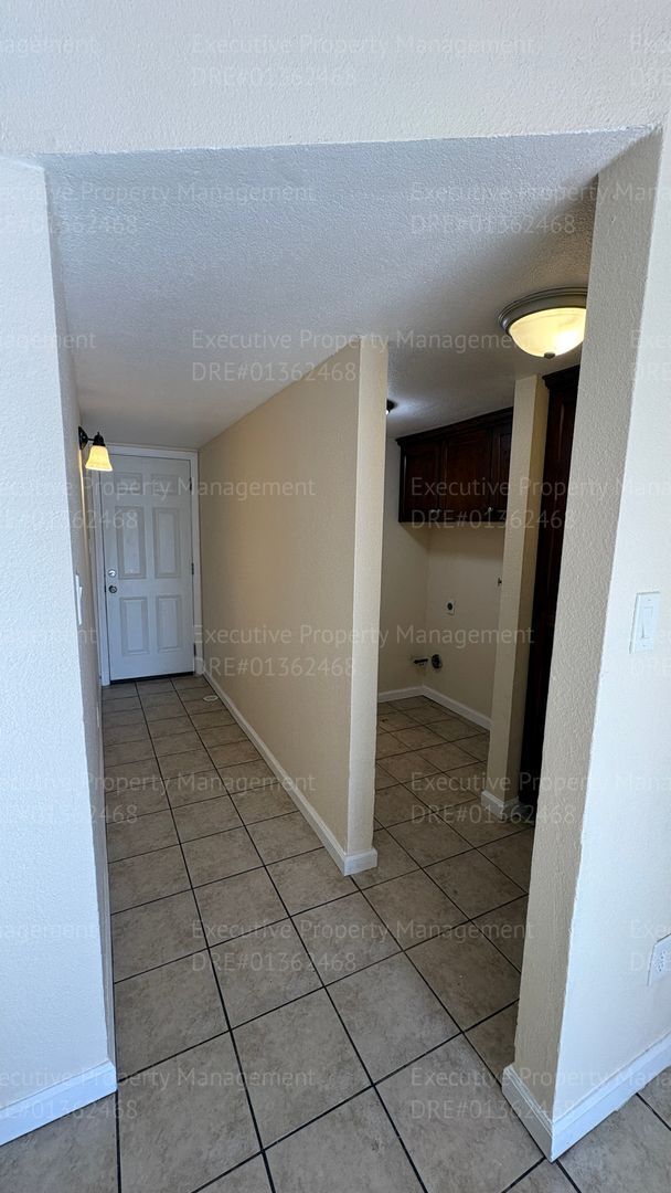 Building Photo - 3 bedroom/ 1.5 bathroom townhome