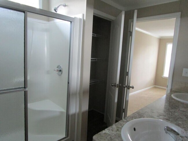 Building Photo - 107 Spruce Ln