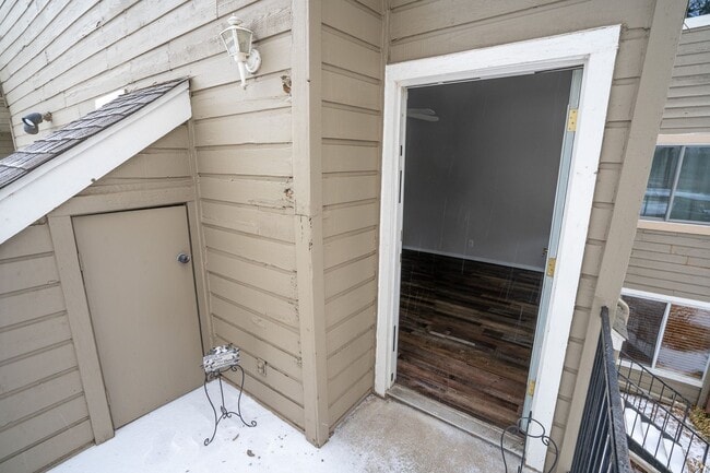 Building Photo - Cozy, Fully Updated, and Beautiful 2 Bed 2 Bath!!!