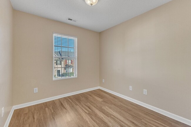 Building Photo - 3 Bedroom Brick Front Carraige Downs Townhome In Desirable Apex