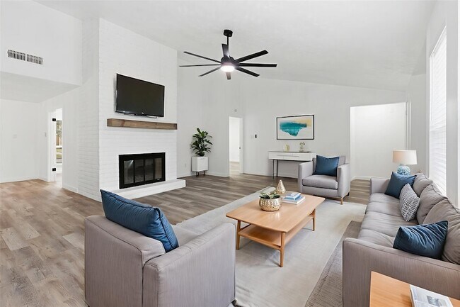 Building Photo - 2906 Colonial Dr