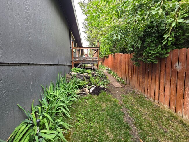 Building Photo - Beautiful Home in 5 Mile