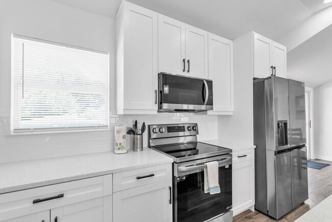 Building Photo - Charming 3BD/2BTH Home with Private Backya...