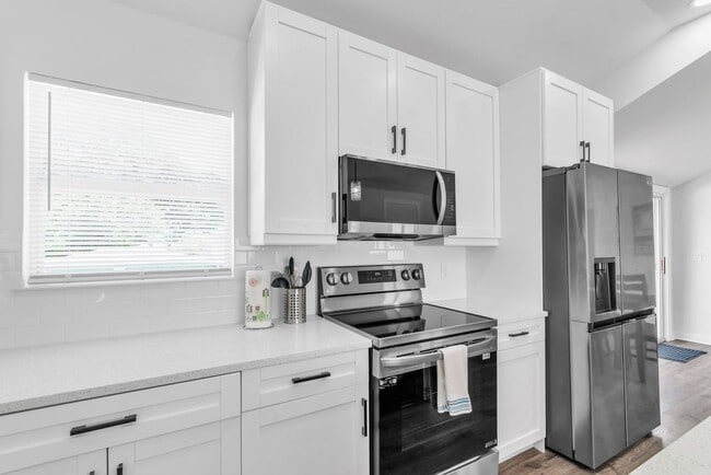 Building Photo - Charming 3BD/2BTH Home with Private Backyard in the Heart of Safety Harbor