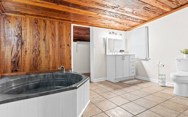 Building Photo - UNFURNISHED - 2 Bed 2 Bath + HUGE BONUS in a wooded oasis - NO HOA - off Middle Sound Loop