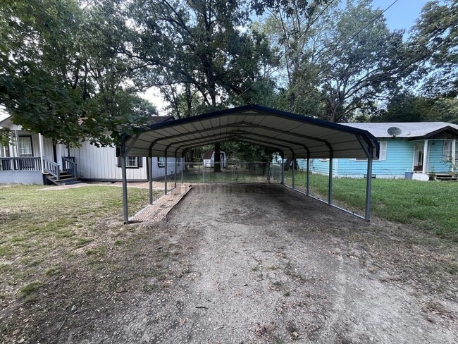 Building Photo - Cozy 3 Bedroom 1 Bathroom with Large Yard