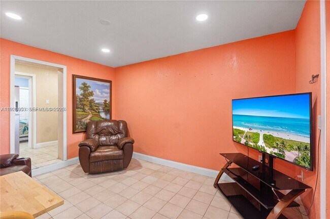 Building Photo - 570 W 46th Pl