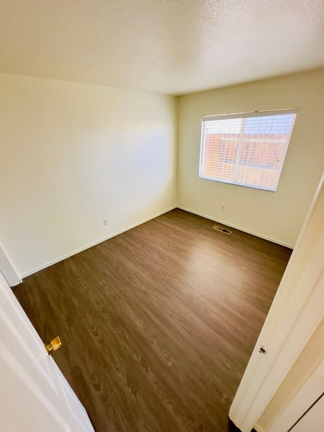 Building Photo - Cozy near Golf Course, lvp flooring, low m...