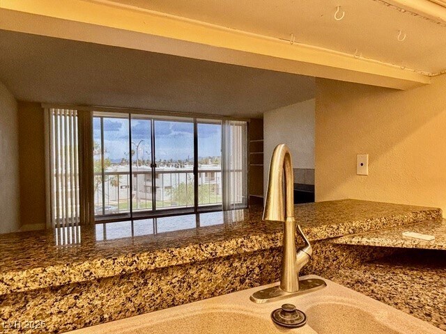 Building Photo - 750 S Royal Crest Cir