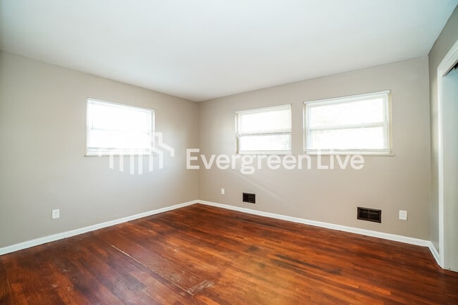 Building Photo - 3378 Roswell Dr