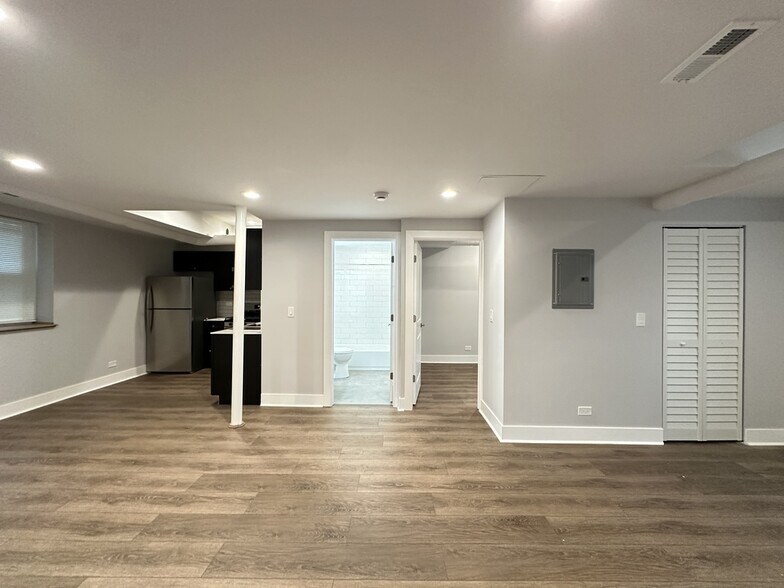 Building Photo - 5010 N Springfield Ave