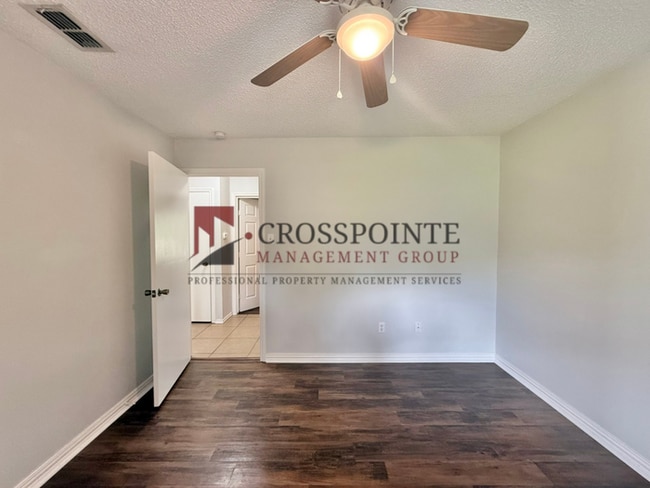 Building Photo - Charming 2 Bed, 1 Bath Duplex!