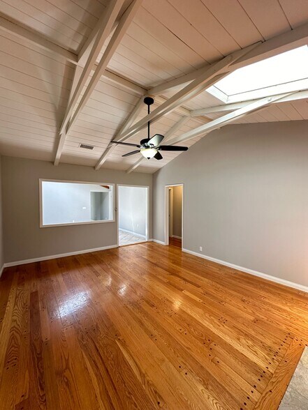 Building Photo - 9856 La Rosa Dr