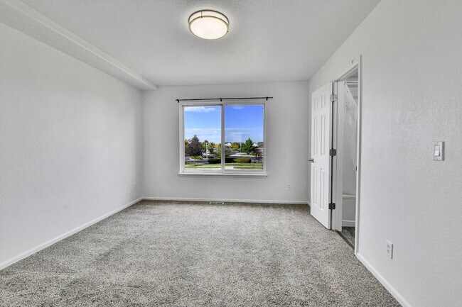 Building Photo - $2,600, 3-bed, 2-bath, located in Denver.