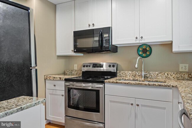 Building Photo - 5705 Chapman Mill Dr