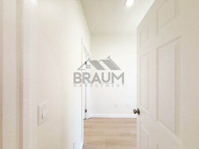 Building Photo - 10849 Fruitland Dr