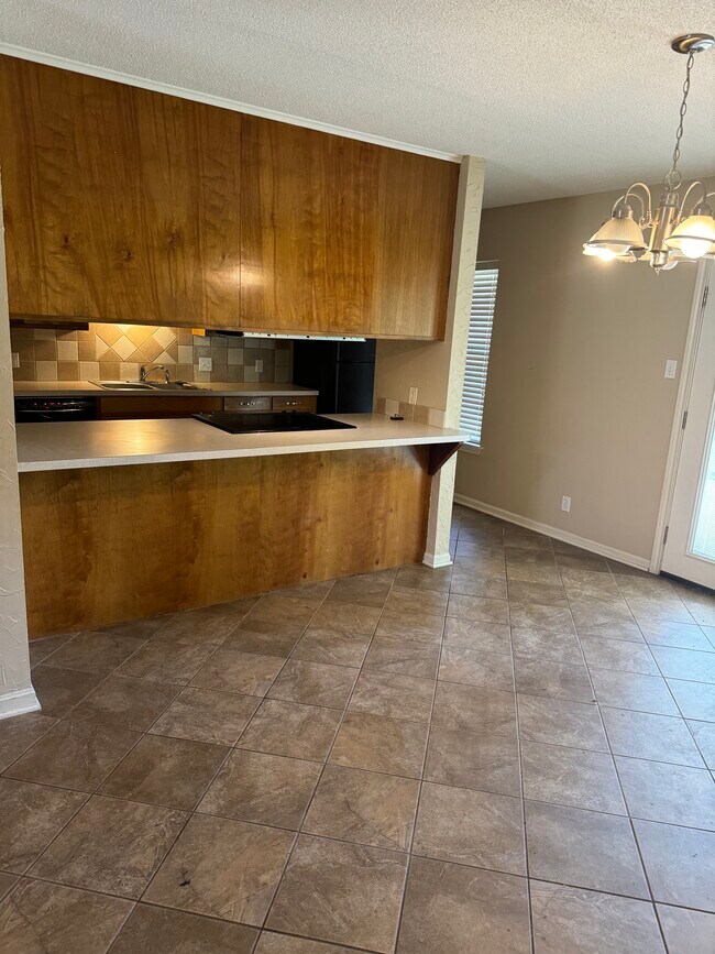 Building Photo - 3000 Mona Dr