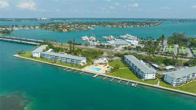 Building Photo - Downtown Sarasota! 55+ community! Beaches and shopping nearby! Partially Furnished available!