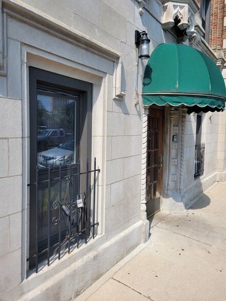 Building Photo - 948 W Cuyler Ave