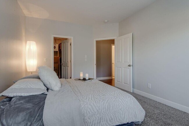 Building Photo - 8231 Lenox Creekside Dr