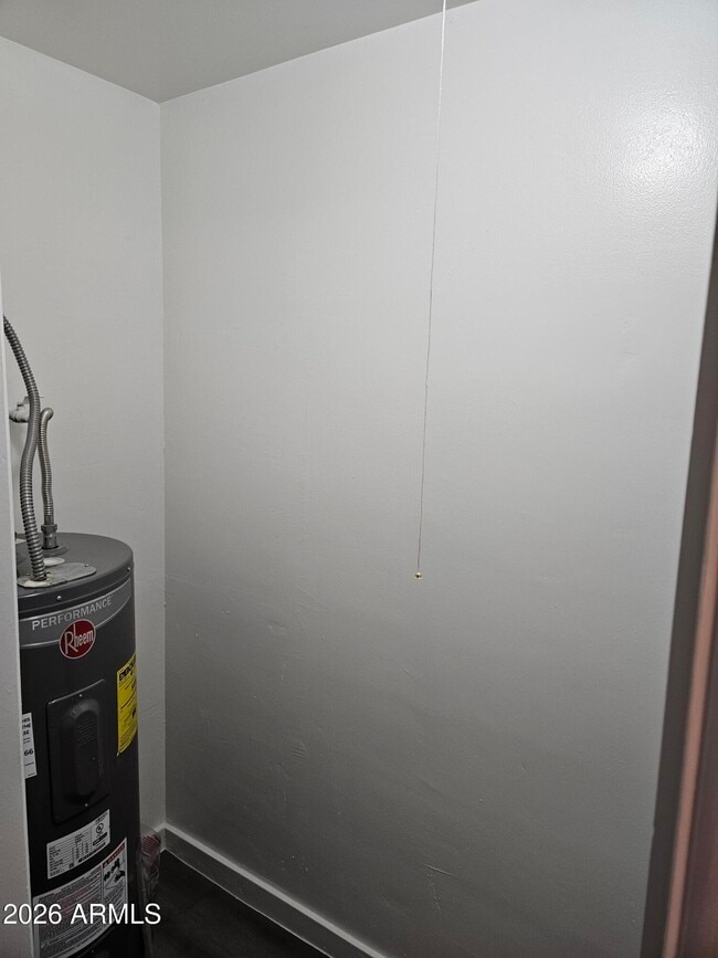 Building Photo - 324 W Pasadena Ave