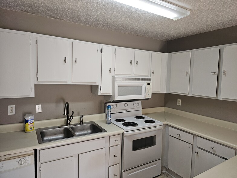 Building Photo - 6640 Willow Pointe NW