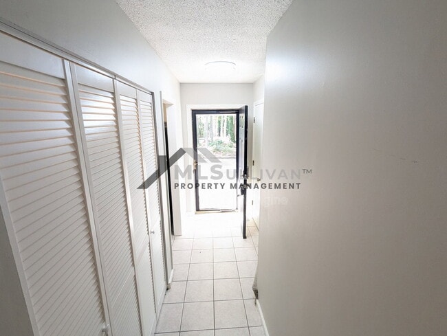 Building Photo - 4 Willow Bridge Dr