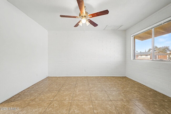 Building Photo - 1319 W Tulip Pl