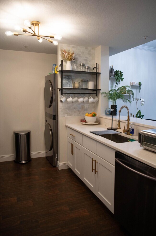 Building Photo - 1203 Town Center Dr